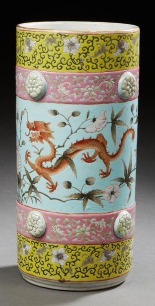 CHINE XXe siècle Vase en porcelaine polychrome à décor de dragons parmi les pivoines...