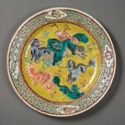 Chine XIXe siècle * Assiette en porcelaine émaillée à motif de quilins.
Diam. : 24...