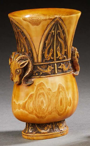 CHINE XXe siècle Small horn vase with ram's head decoration on the sides.
H.: 10...