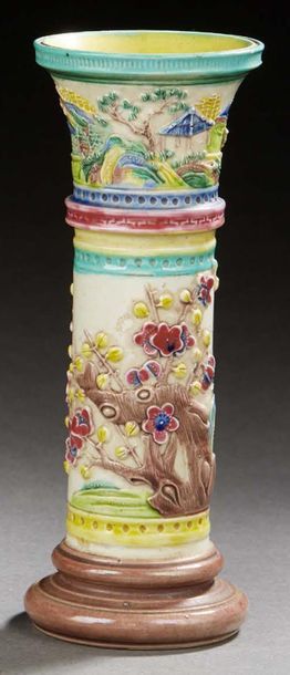 CHINE XXe siècle Petit vase cornet en porcelaine polychrome à décor en relief de...