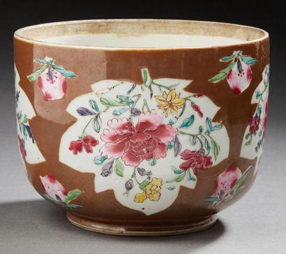 CHINE XVIIIe siècle Pot en porcelaine à décor en émaux de la famille rose de pivoines...