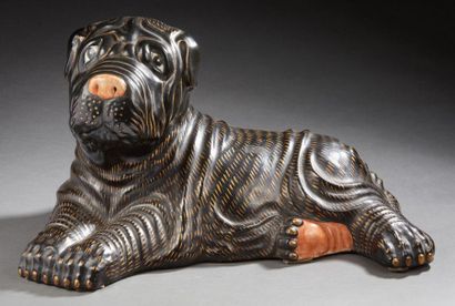 Chine XIXe siècle. 
Grand sujet en céramique émaillée noire représentant un chien...
