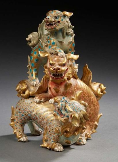 JAPON vers 1900 
Groupe en porcelaine polychrome figurant trois chiens de fô.
H....