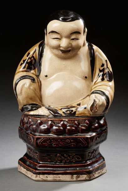 CHINE, XXe siècle Beige, black and brown cracked ceramic Buddha. He is represented...