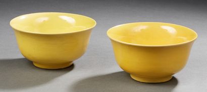 Chine XIXe siècle Slightly flared bowl in aubergine glazed porcelain. Apocryphal...