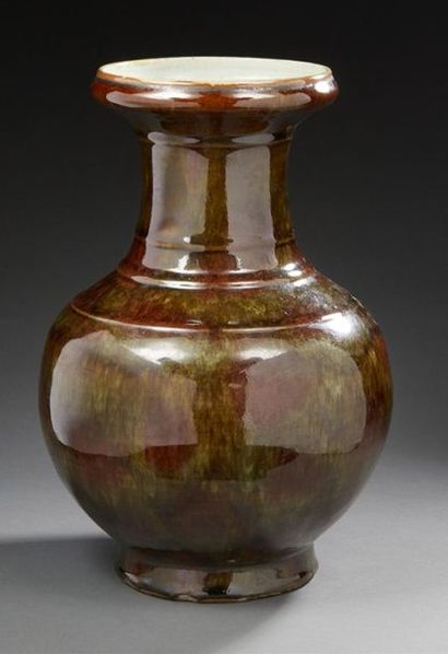 Chine XIXe siècle Porcelain baluster vase, ringed shoulder, flared neck, with red...