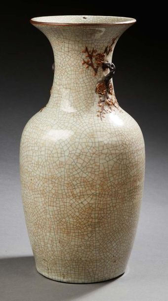 CHINE NANKIN XXe SIÈCLE Baluster vase with flared neck in cracked celadon porcelain,...