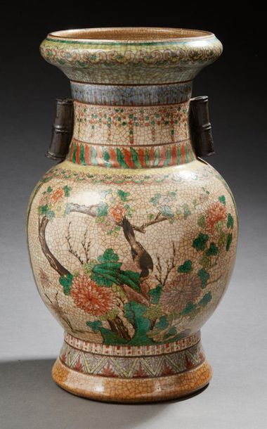 CHINE NANKIN XXe SIÈCLE Vase balustre à col bulbeux en porcelaine beige craquelée,...