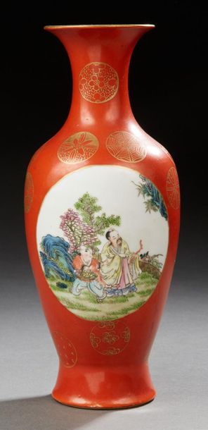 CHINE XXe siècle Petit vase balustre à décor en émaux polychromes d'un lettré et...