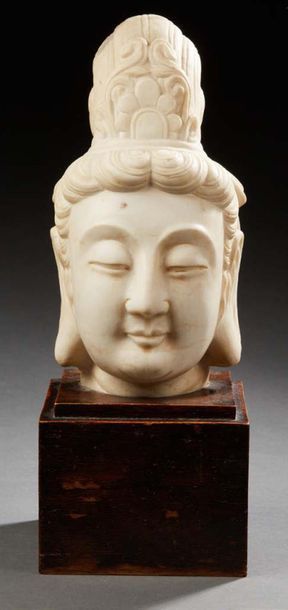 CHINE STYLE MING Guanyin's head in white marble, his hair gathered in a high bun...