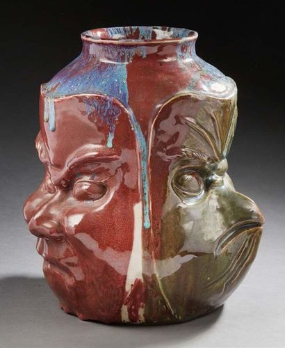 JAPON XXE SIECLE Grand vase en porcelaine figurant deux visages de gardiens et un...