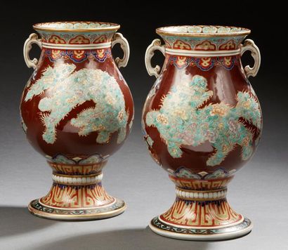 JAPON XXE SIECLE Pair of balsutre vases on pedestal decorated in polychrome enamels...