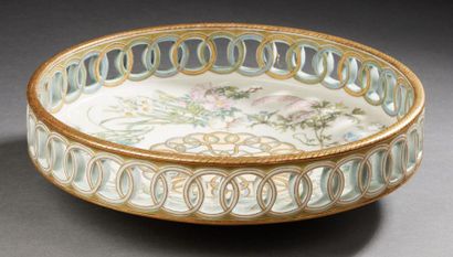 JAPON XXE SIECLE Dish on foot in polychrome porcelain decorated with flowers and...
