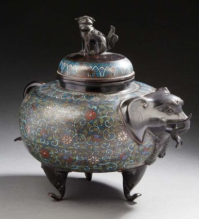 JAPON vers 1900 
Covered zoomorphic pot in the shape of an elephant in cloisonné...