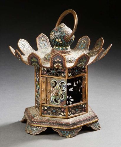 JAPON XXE SIECLE Small lantern in cloisonné enamels, decorated with chrysanthemums...