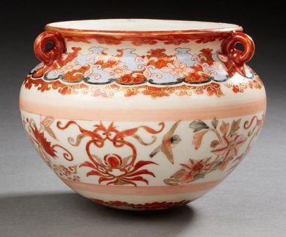 JAPON vers 1900 
Suspension en porcelaine à décor orange.
Diam. : 15 cm.