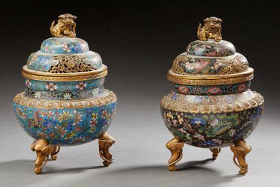 CHINE vers 1900 
Deux brûle-parfums balustres en bronze et émaux cloisonnés, à décor...