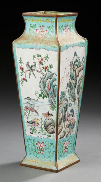 CHINE Canton fin XIXe siècle Enamel vase with mountainous landscapes on a green background.
H.:...