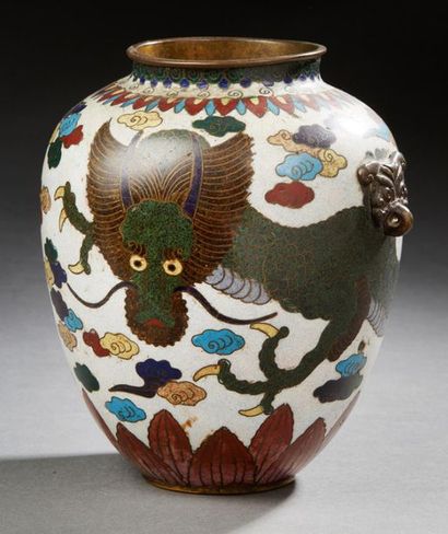 CHINE Cloisonné bronze vase, with dragon head handles.
H.: 17,5 cm.