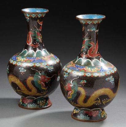 CHINE XXe siècle Paire de vases balustres en cuivre doré et émaux cloisonnés à décor...