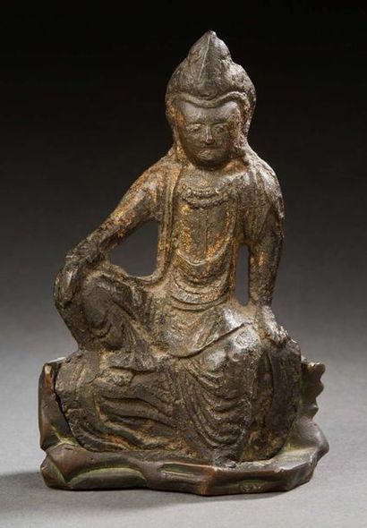 CHINE ÉPOQUE MING (1368 1644) 
Statuette de Guanyin en bronze à patine brune à traces...