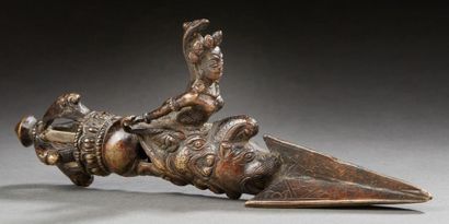 TIBET XIXe siècle Phurbu en bronze, orné d'une devi chevauchant une divinité à tête...