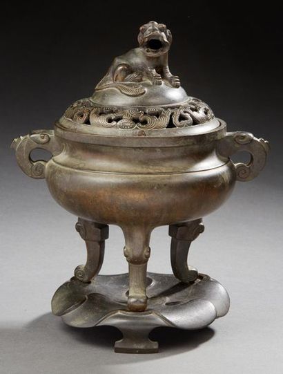 CHINE vers 1900 
Brûle-parfum tripode en bronze à patine brune, le couvercle ajouré...