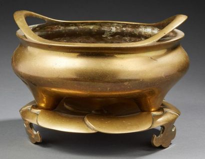 CHINE FIN XIXE SIÈCLE Bronze tripod perfume burner with two handles, resting on a...