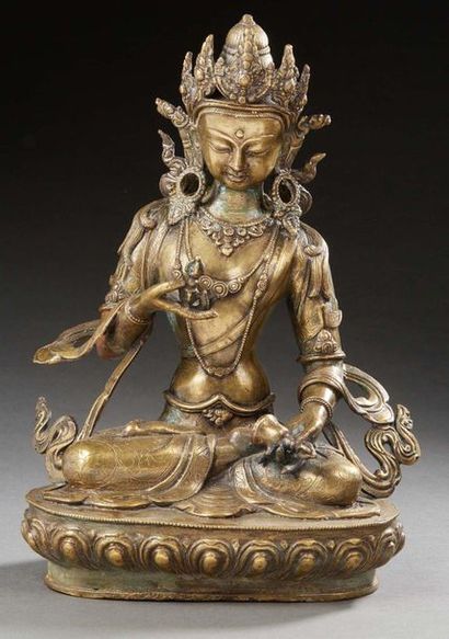 TIBET XXe SIECLE Bouddha en bronze, assis en padmasana sur un socle lotiforme, tenant...