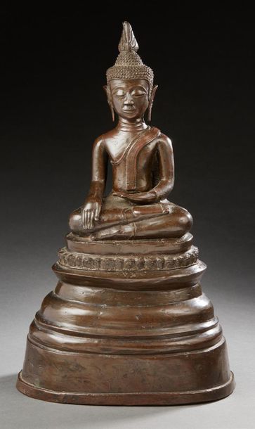 LAOS XIXe SIÈCLE Bronze Buddha with brown patina, sitting in virasana on a high stepped...