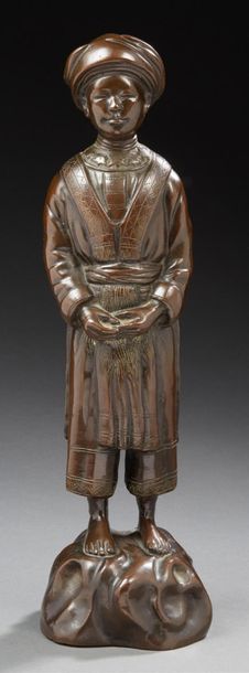 VIETNAM XXe siècle Statuette en bronze à patine brune, jeune homme d'une ethnie montagnarde...