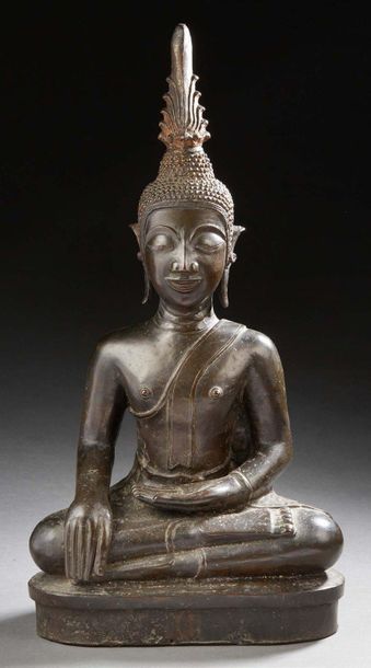LAOS XIXe SIÈCLE Bouddha en bronze à patine brune, assis en virasana, les mains en...
