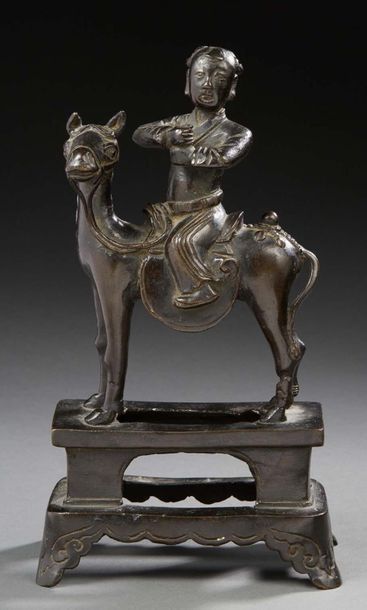 Chine XIXe siècle Personnage assis sur un cheval.
Sujet en bronze à patine brune.
H....