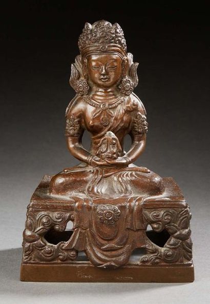 CHINE XXe siècle * Statuette d'Amitayus en bronze à patine brune, assis en padmasana...