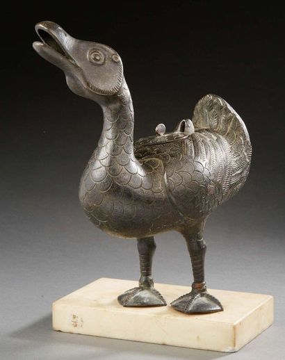 Chine XIXe siècle Bronze perfume burner, duck raising its head, feathers chiselled.
H.:...