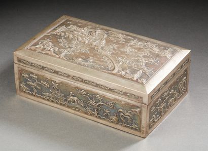 CAMBODGE VERS 1900 
Set of silver boxes: round with dancer decoration in the foliage,...