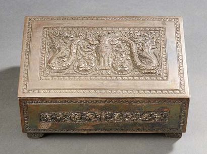 CAMBODGE VERS 1900 
Set of silver boxes: round with dancer decoration in the foliage,...