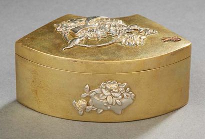 JAPON XXE SIECLE Small gilded metal box in the shape of a fan, decorated with a shibuichi...