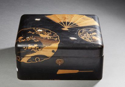 JAPON XXE SIECLE Grande boite en laque noire à décor en hiramaki-e de laque or et...