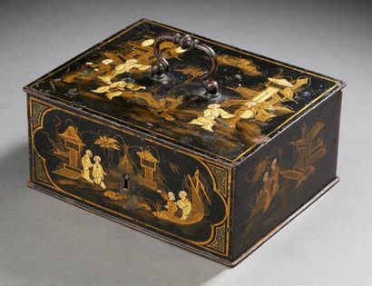 CHINE VERS 1900. 
Small rectangular box forming a strongbox in black lacquered steel...