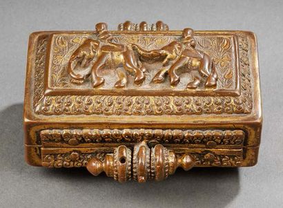 INDE XVIIIE SIÈCLE Rectangular gilt bronze box pendant with relief decoration of...