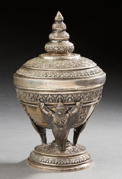 THAILANDE VERS 1900 
Box in embossed silver decorated with scrolls and stylized petals,...