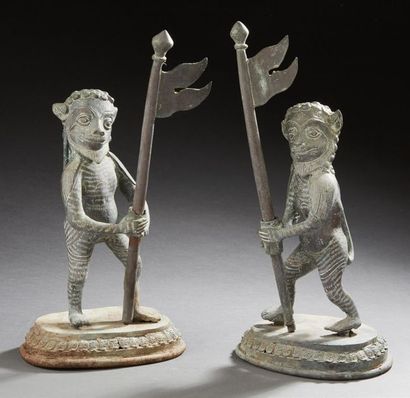 INDE FIN XIXE SIÈCLE Deux statuettes figurant des personnages à têtes zoomorphes....