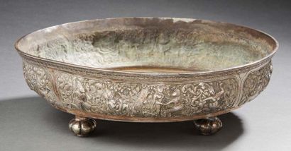 THAILANDE VERS 1900 
Large silver dish on four legs, decorated with dancers and erotic...