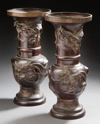 JAPON fin XIXe siècle Pair of bronze vases with dragon relief pattern.
H.: 37 cm
