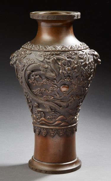 JAPON ÉPOQUE MEIJI (1868 1912) 
Bronze baluster vase with brown patina and relief...