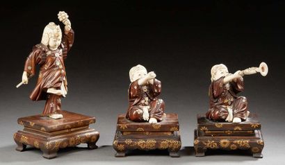 JAPON ÉPOQUE MEIJI (1868 1912) 
Trois okimono en ivoire et bois, enfants jouant de...