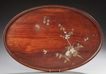 VIETNAM XXe siècle Oval tray in natural wood with metal inlay decoration of a bouquet...