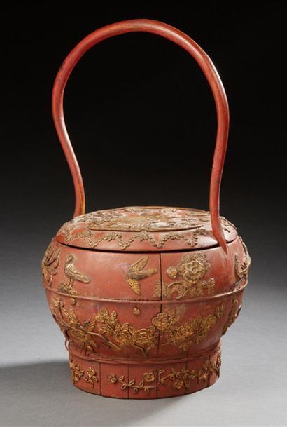 CHINE Picnic box in red lacquered wood with relief decoration of golden birds.
Diam:...