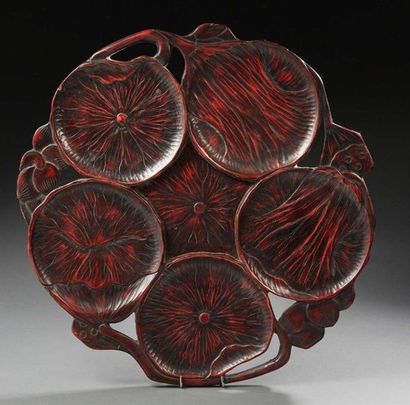 JAPON XXE SIECLE Tray in red and black lacquer, with leaves and lotus buds attached.
Diameter:...